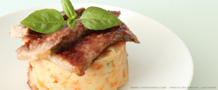 Rosbife com Redução de Doce de Framboesa sobre Puré de Batata, Cenoura e Azeitona
