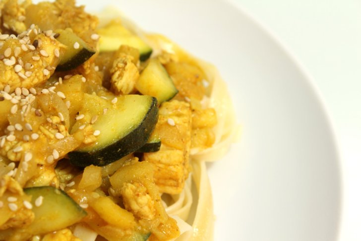 Caril de Peru e Courgette com Fettuccine e Sementes de Sésamo